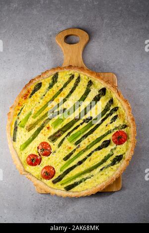 Tourte aux asperges et tomates Banque D'Images