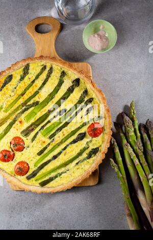 Tourte aux asperges et tomates, de l'alimentation vue d'en haut Banque D'Images