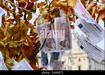 Un faux Boris Johnson Magic Brexit Arbre d'argent a été placé à l'extérieur du Parlement par les partisans de l'UE de montrer le véritable coût de Brexit. Chambres du Parlement, Westminster, Londres. UK Banque D'Images