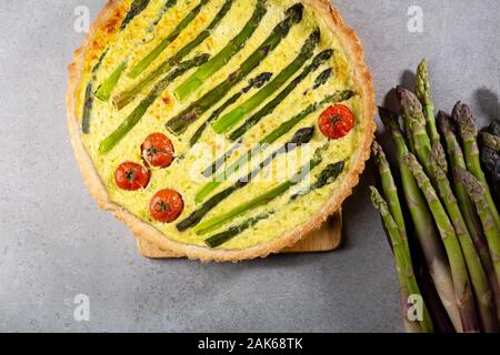 Tourte aux asperges et tomates, aliments santé Banque D'Images