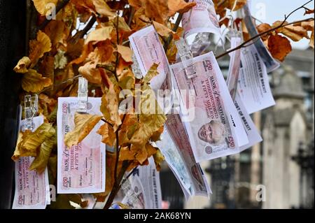 Un faux Boris Johnson Magic Brexit Arbre d'argent a été placé à l'extérieur du Parlement par les partisans de l'UE de montrer le véritable coût de Brexit. Chambres du Parlement, Westminster, Londres. UK Banque D'Images