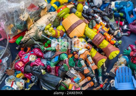 Lot de jouets miniatures et modèles sur le marché aux puces Banque D'Images