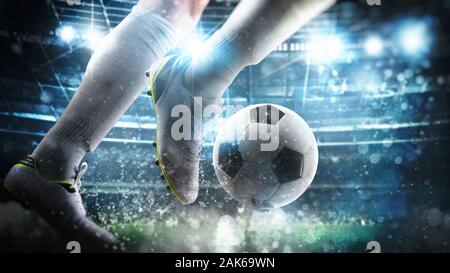 Scène de nuit football match avec près d'un joueur de football en marche pour lancer la balle dans le stade Banque D'Images