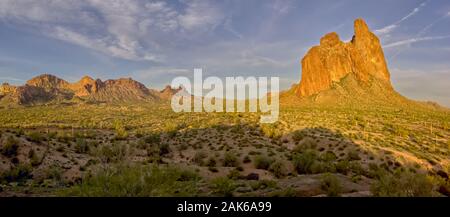 Un matin vue panoramique de Courthouse Rock et l'Eagletail Montagnes de l'ouest de l'Arizona. Cette zone est située à l'ouest de la vallée de l'Harquahala Banque D'Images