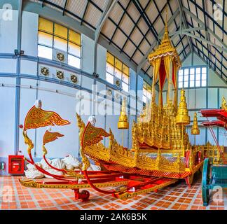 BANGKOK, THAÏLANDE - 15 avril 2019 : l'incroyable gilden le Royal Char de grande victoire exposés dans le pavillon du Musée National de Bangkok, complexe Banque D'Images