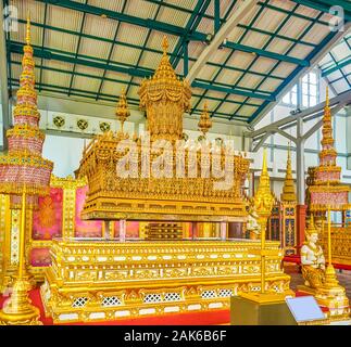 BANGKOK, THAÏLANDE - 15 avril 2019 : l'urne de santal sculpté le Roi Rama IX exposés dans le Musée National, le 15 avril à Bangkok Banque D'Images