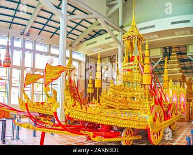 BANGKOK, THAÏLANDE - 15 avril 2019 : Le beau char royal avec de superbes décorations sculptées gilden dans un style thaï traditionnel exposés en grand culot Banque D'Images