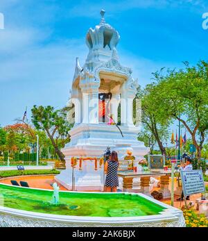 BANGKOK, THAÏLANDE - 15 avril 2019 : Le petit sanctuaire sculpté avec la sculpture de la déesse Terre Mère aux cheveux longs, le 15 avril à Bangkok Banque D'Images