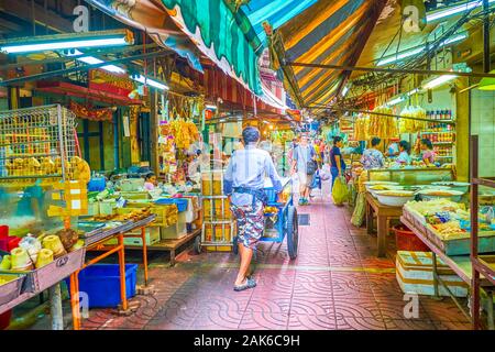 BANGKOK, THAÏLANDE - 15 avril 2019 : Sampheng Lane est un marché de l'alimentation populaire, situé dans rue étroite entre les maisons résidentielles de Chinatown, sur Apri Banque D'Images