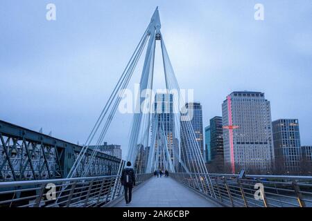 Homme marche le long Golden Jubilee Bridge sur la Tamise, Londres, UK Banque D'Images