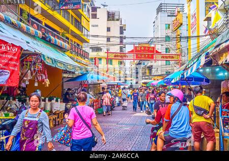 BANGKOK, THAÏLANDE - 15 avril 2019 : Le marché bondé street dans le quartier chinois avec de nombreux cafés et des stands de nourriture de rue, le 15 avril à Bangkok Banque D'Images