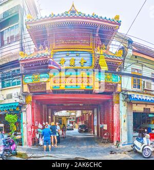 BANGKOK, THAÏLANDE - 15 avril 2019 : La prise en sandwich entre les maisons résidentielles porte coloré temple vietnamien Chua Hoi An Khanh dans Chinatown, Banque D'Images