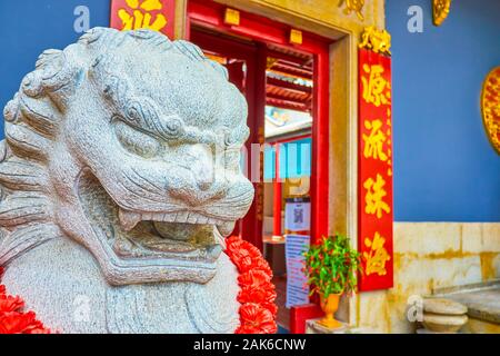 BANGKOK, THAÏLANDE - 15 avril 2019 : l'étonnante sculpture de pierre le lion chinois à l'entrée du Kwang Tung culte avec inscriptions sur le Banque D'Images
