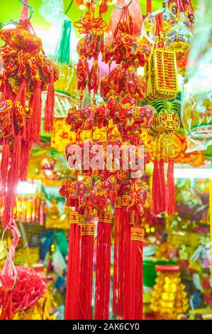 L'excellent rouge avec les porcs sont inscriptios amulette chinoise l'amende souvenir de Chinatown de Bangkok, Thaïlande Banque D'Images