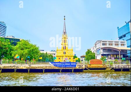 BANGKOK, THAÏLANDE - 15 avril 2019 : La petite église catholique Saint Rosaire avec clocher haut situé sur la rive de la rivière Chao Phraya, le 15 avril je Banque D'Images