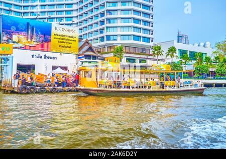 BANGKOK, THAÏLANDE - 15 avril 2019 : Le bateau de tourisme visite guidée permet autour de la rivière Chao Phraya passant embarcadère au fameux centre commercial sur le Banque D'Images