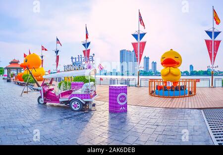 BANGKOK, THAÏLANDE - 15 avril 2019 : les sculptures de la grande baignoire canards sur la promenade de la zone commerçante de plein air Asiatique et d'un point de vue sur la Banque D'Images