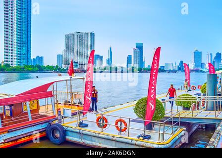 BANGKOK, THAÏLANDE - 15 avril 2019 : Le ferry arrive à l'embarcadère du Centre Asiatique et attend des passagers, le 15 avril à Bangkok Banque D'Images