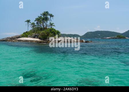 Petites îles tropicales de Ilhas Paradisiacas off Ilha Grande dans Angra dos Reis, Rio de Janeiro. Banque D'Images