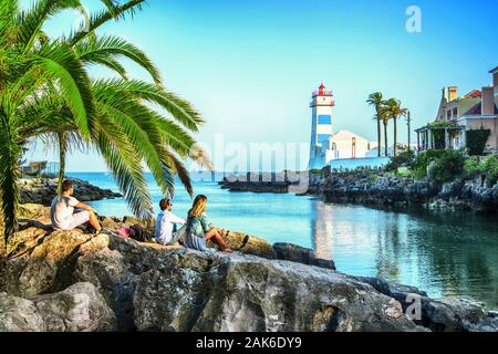 Cascais : Blick auf den Leuchtturm Farol de Santa Marta am Stadtrand westlichen, Lissabon | conditions dans le monde entier Banque D'Images