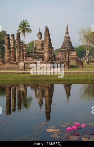 Vue des ruines de l'ancien temple bouddhique Wat Chana Songkram un jour nuageux. Sukhothai, Thaïlande Banque D'Images