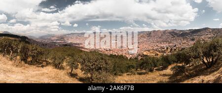 Vue panoramique sur la vaste ville de Cusco dans les Andes péruviennes avec ses maisons orange pittoresques et la Plaza de Armas (Cusco, Pérou, Amérique du Sud) Banque D'Images