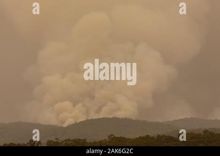 La fumée d'un grand incendie dans les Montagnes Bleues en Australie Banque D'Images