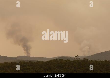 La fumée d'un grand incendie dans les Montagnes Bleues en Australie Banque D'Images