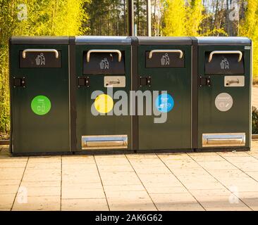 Les bacs à ordures pour différents types de refuser la parole à un parc en Allemagne Banque D'Images