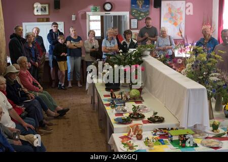 Exposition annuelle du village au Royaume-Uni. Événements communautaires fleurs et produits cultivés maison, légumes, enfants font des animaux et des visages drôles faits à partir de légumes. Le tout affiché dans la salle des fêtes. Brompton Ralph, Somerset. Les gens se détournent du point de vue des juges. Années 2010 2019 HOMER SYKES Banque D'Images