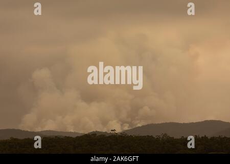 La fumée d'un grand incendie dans les Montagnes Bleues en Australie Banque D'Images