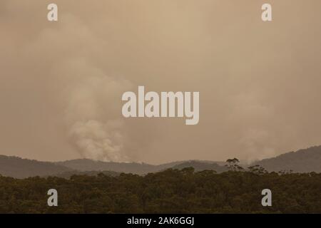 La fumée d'un grand incendie dans les Montagnes Bleues en Australie Banque D'Images