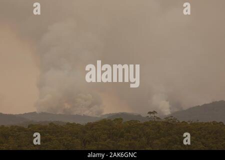 La fumée d'un grand incendie dans les Montagnes Bleues en Australie Banque D'Images
