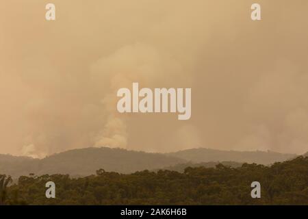 La fumée d'un grand incendie dans les Montagnes Bleues en Australie Banque D'Images
