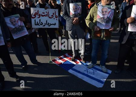 L'Iran, la province du Fars, Chiraz ville. 07 janvier (MNA) - les gens de différents horizons se sont réunis dans l'Shahcheragh-Holy culte pour rendre hommage à l'IRGC Qods Force commandant, le Lieutenant-général Qasem Soleimani, qui a été assassiné par les ETATS-UNIS Le vendredi. Banque D'Images