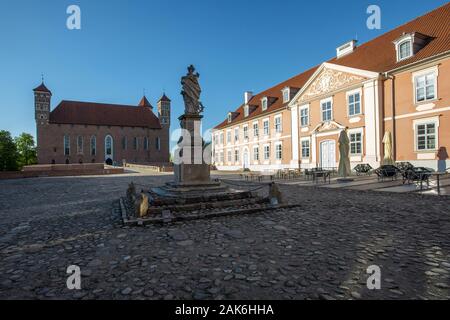 Lidzbark Warminski (Heilsberg) : Sandstein-Statue der Hl. Katharina im Hof vor der Bischofsburg, rechts der Palast des Bischofs Grabowski, Danzig | USA Banque D'Images