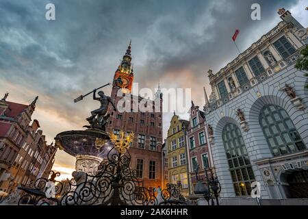 Gdansk (Dantzig) : Langer Markt mit Neptunbrunnen und Artushof, im Hintergrund das Rathaus, Rechtstaedtische Danzig | conditions dans le monde entier Banque D'Images