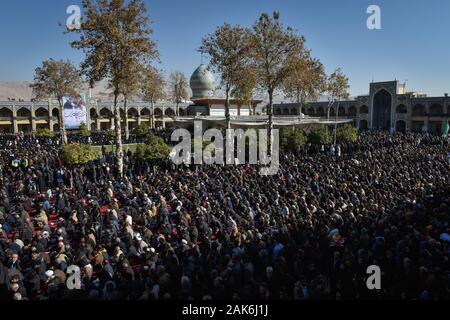 L'Iran, la province du Fars, Chiraz ville. 07 janvier (MNA) - les gens de différents horizons se sont réunis dans l'Shahcheragh-Holy culte pour rendre hommage à l'IRGC Qods Force commandant, le Lieutenant-général Qasem Soleimani, qui a été assassiné par les ETATS-UNIS Le vendredi. Banque D'Images