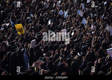 L'Iran, la province du Fars, Chiraz ville. 07 janvier (MNA) - les gens de différents horizons se sont réunis dans l'Shahcheragh-Holy culte pour rendre hommage à l'IRGC Qods Force commandant, le Lieutenant-général Qasem Soleimani, qui a été assassiné par les ETATS-UNIS Le vendredi. Banque D'Images