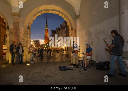 Gdansk (Dantzig) : Blick durch das Gruene Tor (Koggentor auch/Zielona Brama) auf den Langen Markt und das Rathaus, Rechtstaedtische Danzig | Monde Banque D'Images
