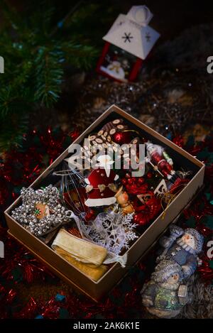 Mettre de côté les décorations de Noël lorsque l'arbre descend. Banque D'Images