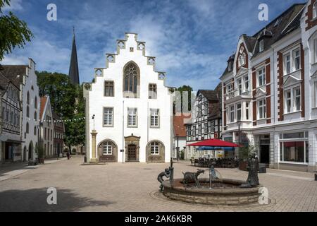 Brakel : Marktplatz mit Alter Waage, Rathaus, Rolandsaeule und Brunnen, Teutoburger Wald | conditions dans le monde entier Banque D'Images