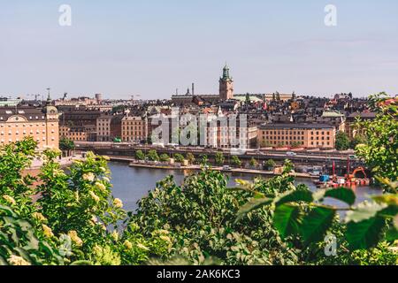 Editorial 06.20.2019 Suède Stockholm la vieille ville de la ville vu par un beau jour d'été de l'autre côté de la rivière Banque D'Images