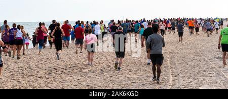 Babylon, New York, USA - 24 juin 2019 : vue horizontale de centaines de coureurs sont en cours d'exécution d'une course sur la plage dans le cadre de la New York State Parks Summ Banque D'Images