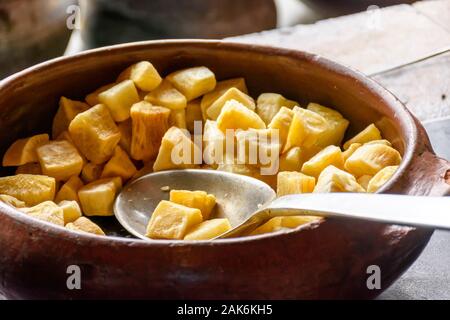 Partie de manioc frit traditionnel à l'intérieur dans une mijoteuse cuisine pays brésilien Banque D'Images