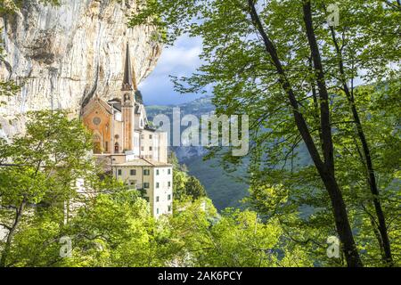 Spiazzi : Basilique Madonna della Corona, Gardasee | conditions dans le monde entier Banque D'Images