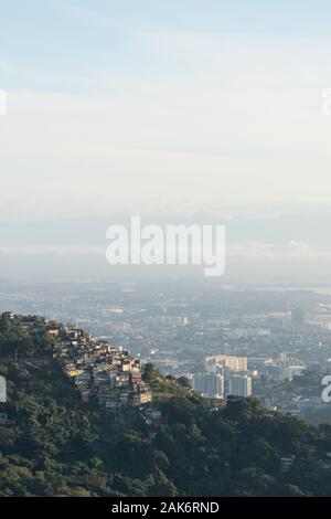 Le Morro dos Prazeres favela à Rio de Janeiro vu de Mirante Dona Marta tôt le matin. Banque D'Images