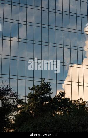 Fin d'après-midi se reflète sur les tours de bureaux à Burnaby, BC Banque D'Images