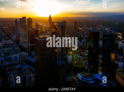Vue aérienne sur les gratte-ciel de Francfort (Allemagne) au coucher du soleil Banque D'Images