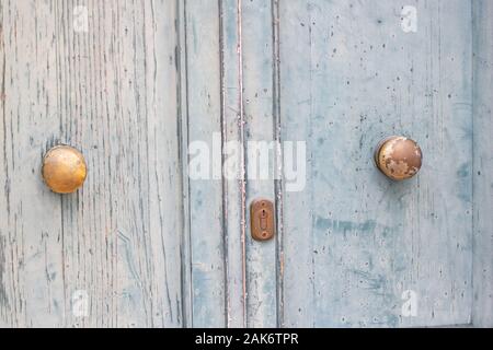 Old vintage, bleu pâle, portes en bois, double poignées d'or, l'arrière-plan, concept Banque D'Images